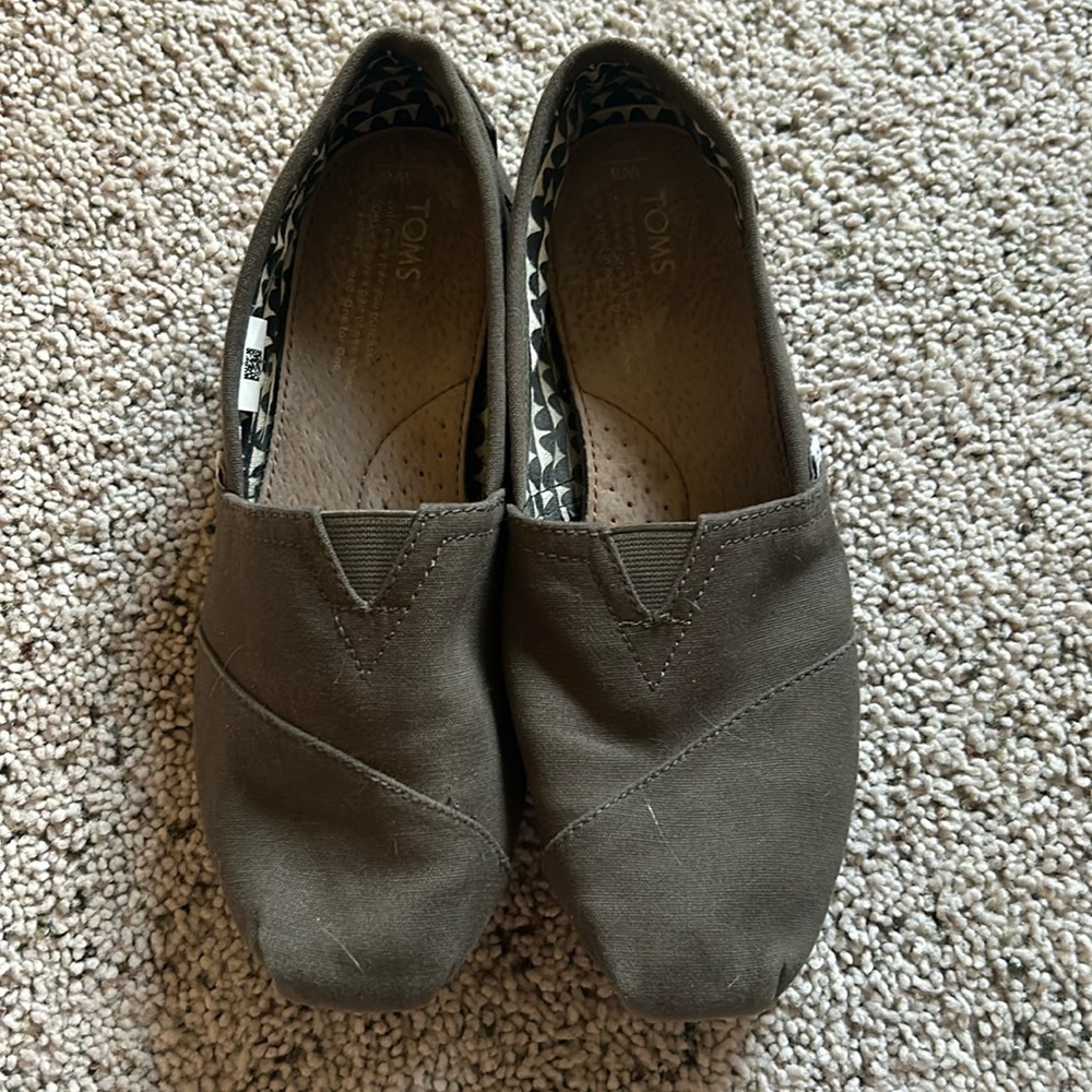 Tom’s Alpargata Recycled women’s slip ons- size 8W